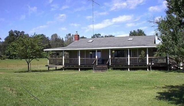 Newly Renovated Log Cabin. Private Bass Fishing Pond on 10 Acres