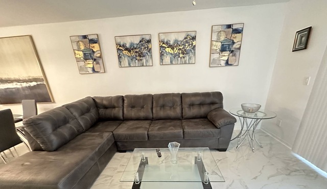 Newly Renovated Lovely Cozy 2-Bed/2bath Condo near Downtown Naples
