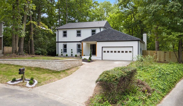 Newly Renovated Luxury 4-bedroom house in lovely Charlotte with WiFi and AC