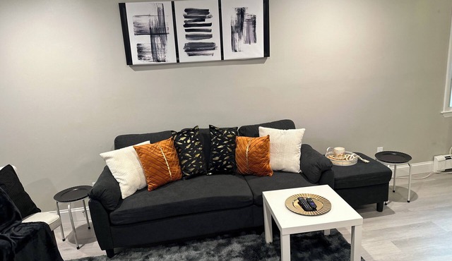 Newly Renovated Luxury 2-BD 2-BA house, AC, WiFi. Mins to NYC, EWR, Newark Distr