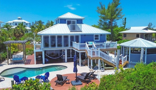 Newly renovated, Luxury 3 Bedroom pool home close to beach, private dock on Kettle Harbor.