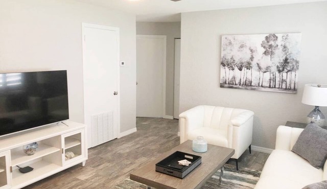 Newly Renovated - Modern Apartment - 1 of 4