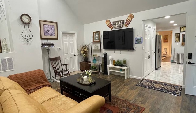 Newly Renovated Modern Bedroom w/Private Bath. Kitchen+Laundry+Free Parking+Yard