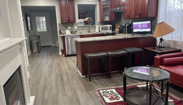 Newly Renovated Modern & Cozy Townhome conveniently located in Rosslyn - Parking
