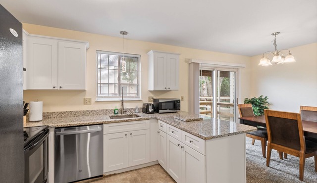 *Newly* Renovated Modern Townhouse Harris-Hershey