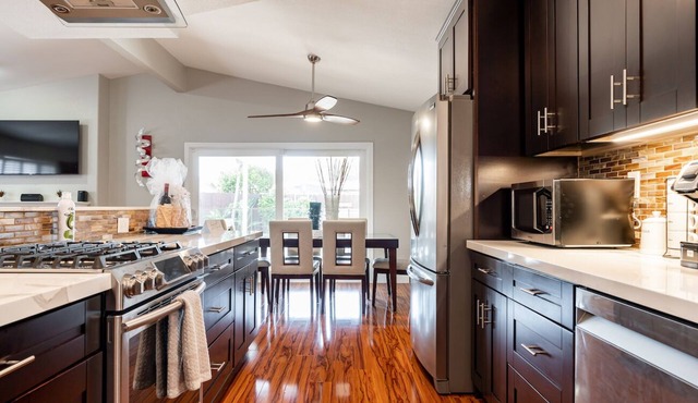 Newly Renovated Modern Home w/Pool, Jacuzzi, Pool Table - Close to All