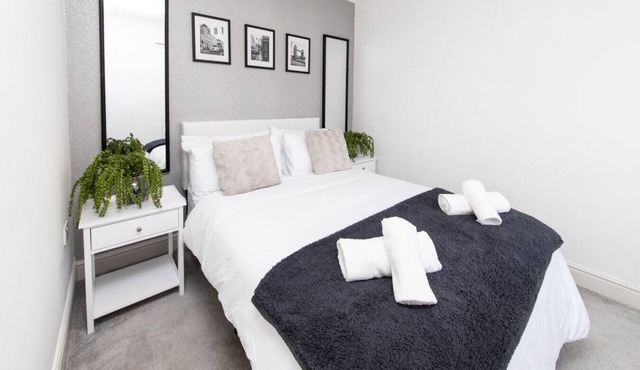 Newly Renovated Modern 3BR Home Near the River Thames