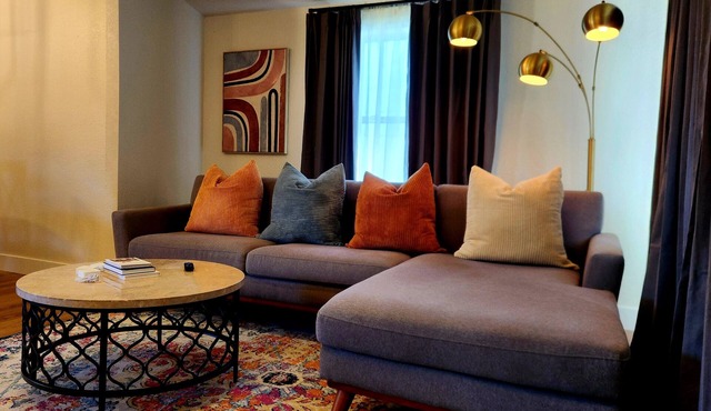 Newly renovated modern-chic 2-bedroom house in the heart of NWA