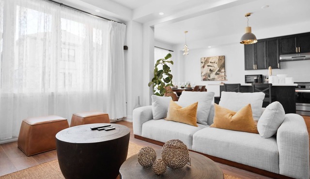 Newly Renovated Modern Home near Niagara!