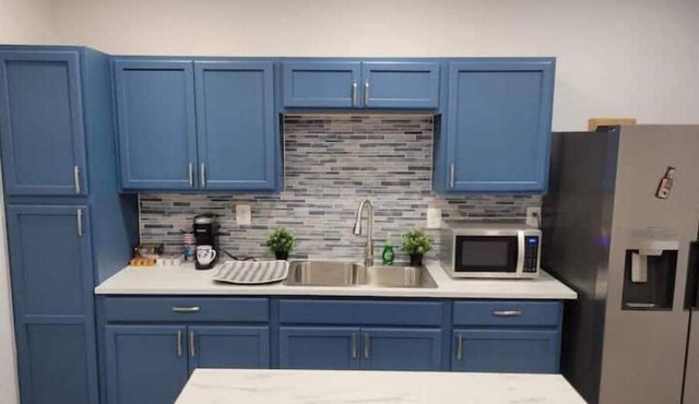 Newly Renovated Modern 2bd/2 FullBath aprt 3Beds/Futon