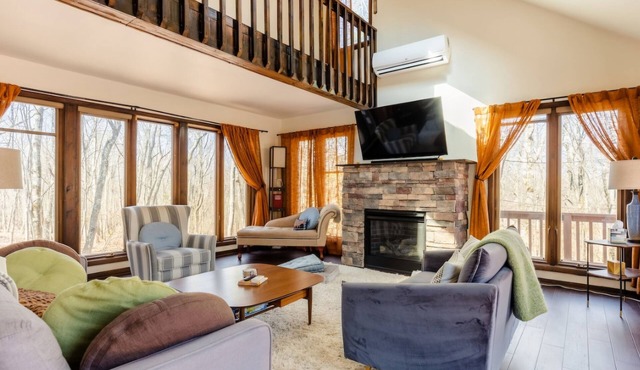 Newly renovated mountain escape near hiking/skiing/lakes/shops/restaurants