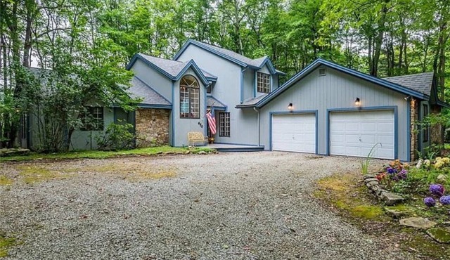 Newly Renovated mountain top Ski House - Short Walk to Slopes