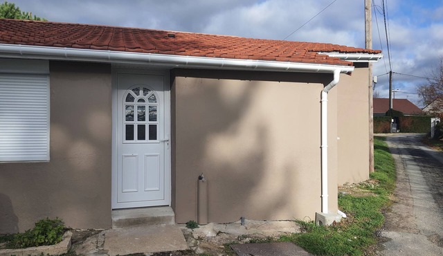 Newly renovated, one-bedroom 35m² studio ideally located.