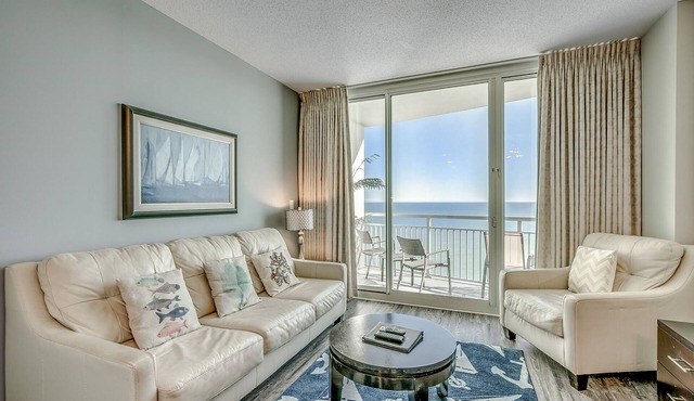 Newly Renovated Ocean Front Condo, Modern Deco, Central MB 50” Smart TV,
