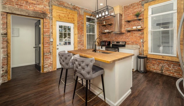 Newly Renovated Olde Town East 1 BD Apartment
