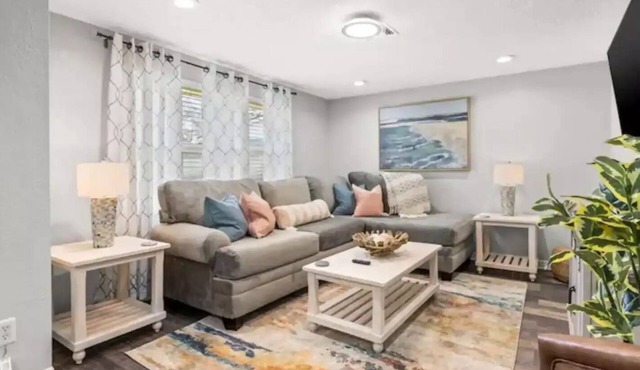 Newly renovated outdoor space, hot tub, fire pit,minutes from the beach.