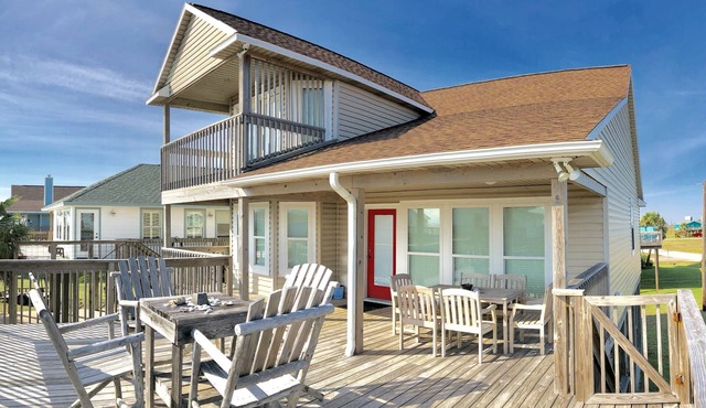 Newly renovated- Panoramic Ocean Views Seconds to the Beach - Sandy Feet Retreat