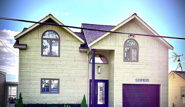 Newly Renovated! Paradise Point Lake House