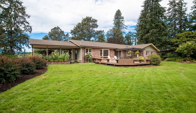 Newly Renovated! Peaceful Country Farmhouse with Hot Tub and Pool