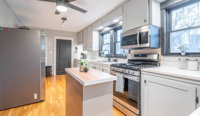 Newly Renovated! Pet-Friendly 2-bedroom Worcester MA Bungalow Ranch Home