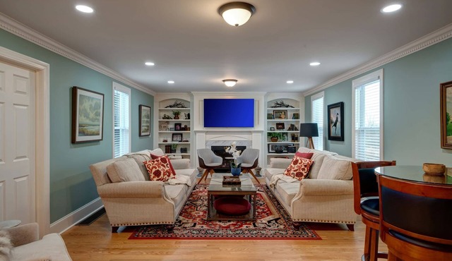 Newly renovated pet friendly 5-bedroom property! Walk to village!