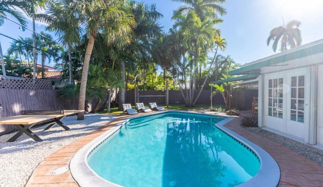 NEWLY RENOVATED POOL, HOT TUB, & EPIC BACKYARD
