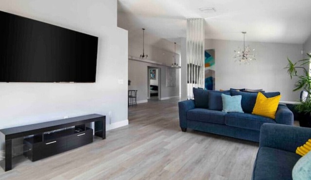 Newly Renovated Pool Home Near Down Town & Airport