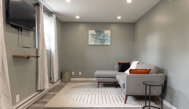 Newly Renovated Private 2 bed with 1 bath Getaway