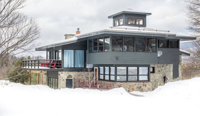 NEWLY RENOVATED Private Chic Modern Mountain Home