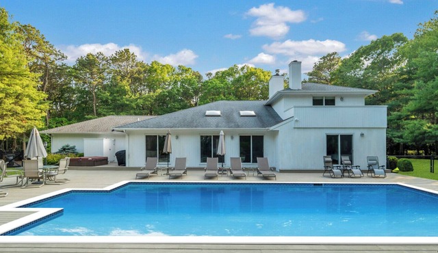 Newly renovated Quogue Estate, Short Walk to the Beach, Private Pool and.