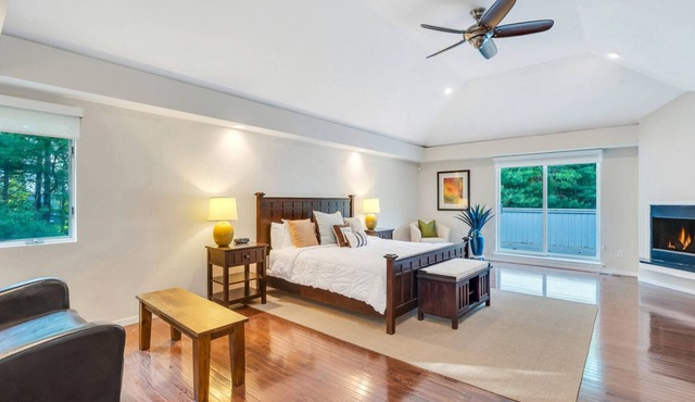 Newly renovated Quogue Estate, Short Walk to the Beach, Private Pool and.