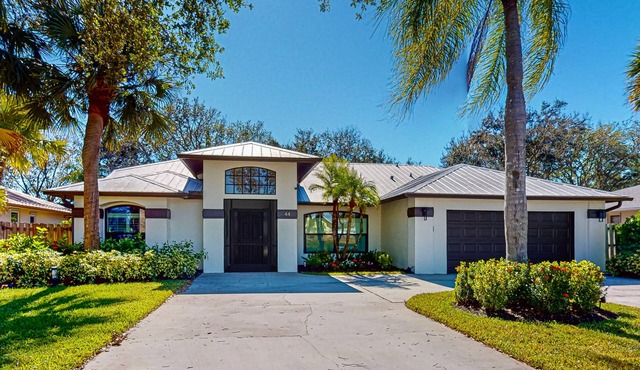 Newly renovated retreat near pristine beaches with private pool & deluxe hot tub