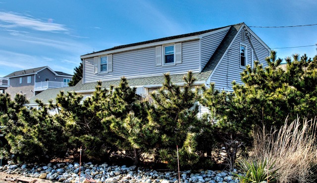 Newly Renovated, Rustic Decor Surf City Apartment.