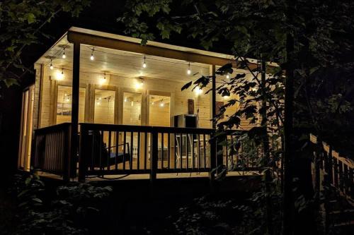 Newly Renovated Scandinavian Cabin - State Parks, Waterfalls, Hiking Trails, Near The Caverns