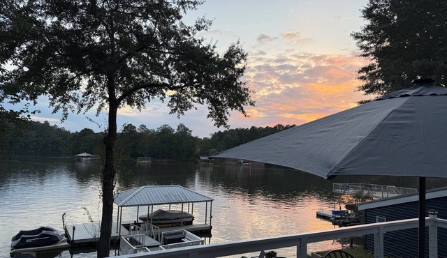 Newly Renovated- Scenic Stays-Lake Front, Fire Pit, Private Dock. Sleeps 8