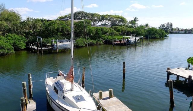 Newly Renovated Sea Breeze Cottage with Private Dock, Easy Access to Bimini Bay