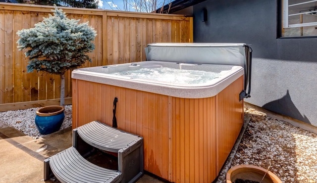 Newly Renovated Single Family Home w/Hot Tub, Garage & King Bed