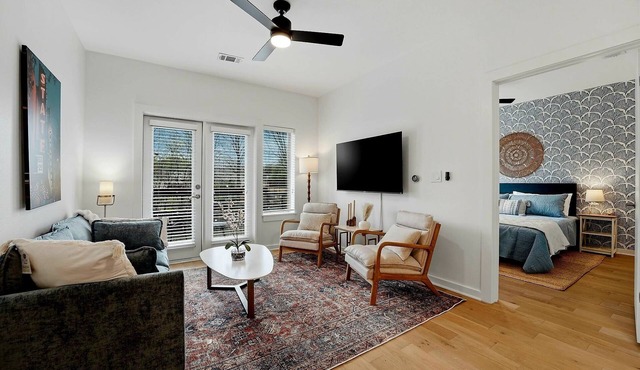 Newly renovated South Lamar 2-bedroom w/sauna, pickleball, pets, gym and more!