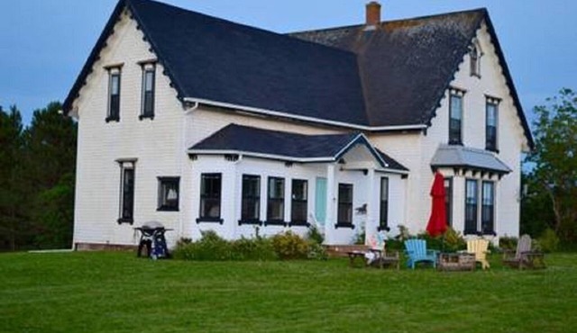 Newly Renovated, Spacious Oceanfront Farmhouse