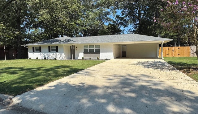 Newly renovated spacious 3 BR/2 Bath home 2.6 miles from Davis Wade or the Dude.
