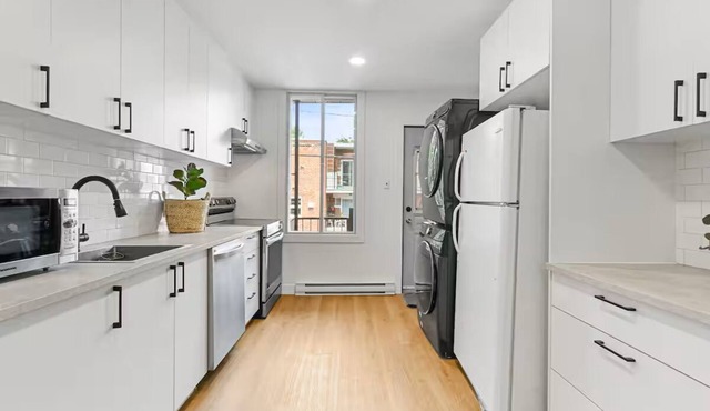 Newly Renovated, Spacious & Quiet 3 bedroom + Parking