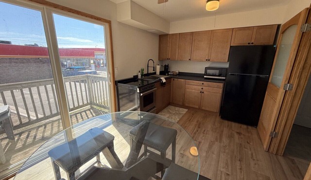Newly Renovated Spacious 2B across from Teal Lake