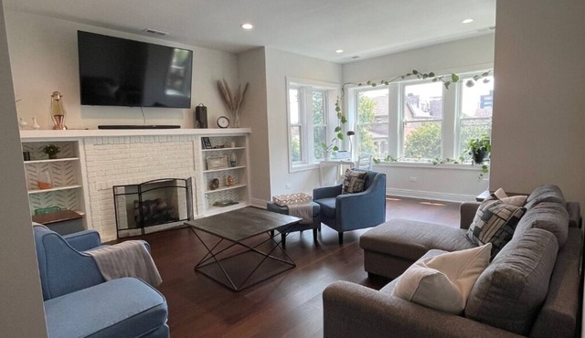 Newly Renovated, Spacious 2BR in Andersonville with Private Parking