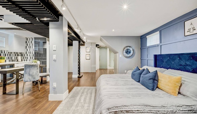 Newly renovated Stylish apartment close to Airport!