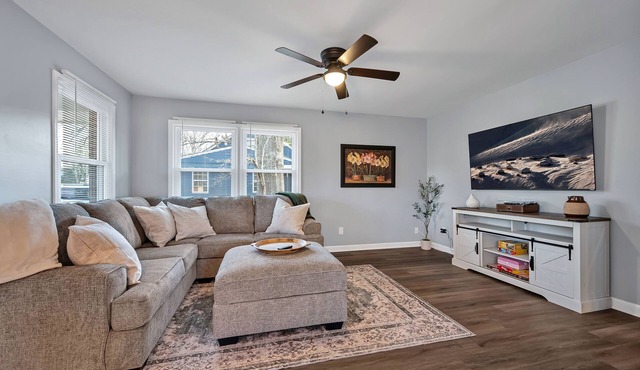 Newly Renovated, Steps to Downtown, 2 King Beds