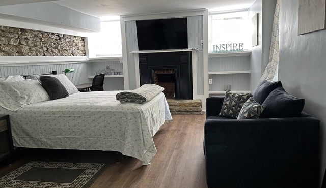 Newly Renovated Studio. Private Yard, Quiet neighborhood. 5 min to all major hwy