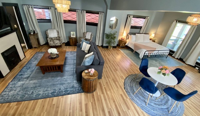 Newly Renovated Studio! Ideal location for walking to restaurants & shops