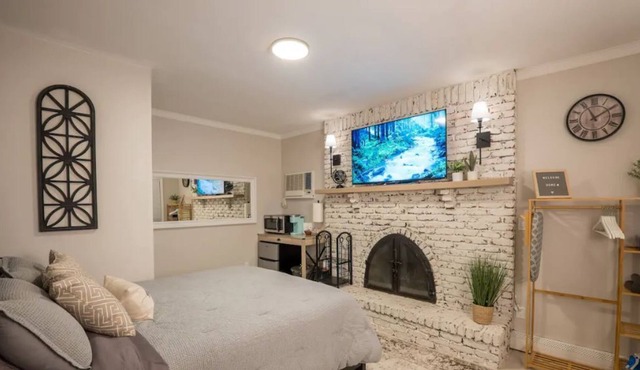 Newly Renovated Studio with Private Entrance