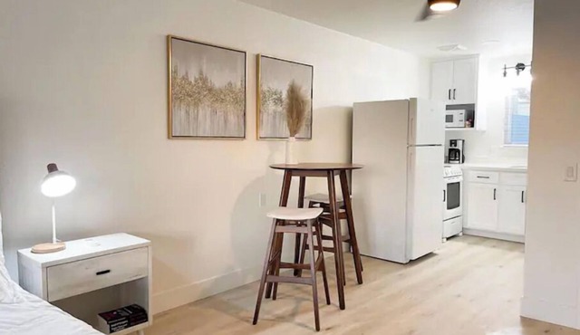 Newly renovated studio apartment 1 mile to HWY 99