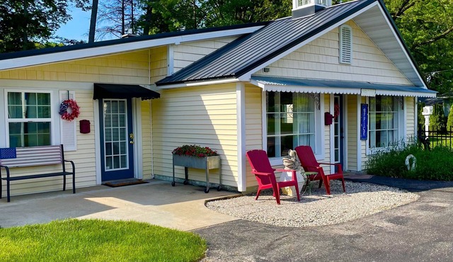 Newly renovated Studio Apartment with gorgeous Muskegon River views. Hardy Dam.